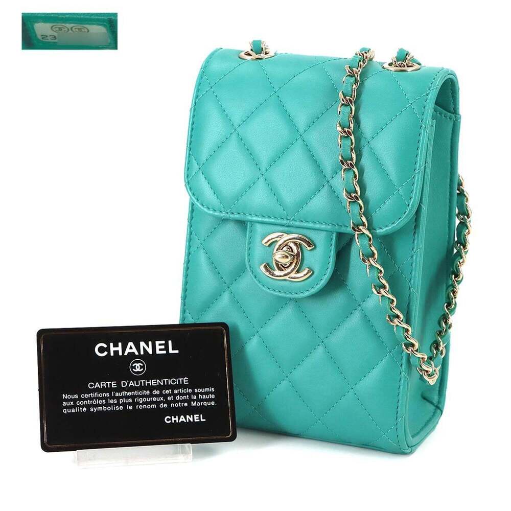 CHANEL Green Leather Shoulder Bag - Picture 2 of 10